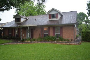 5402 Queensloch Dr in Houston, TX - Building Photo