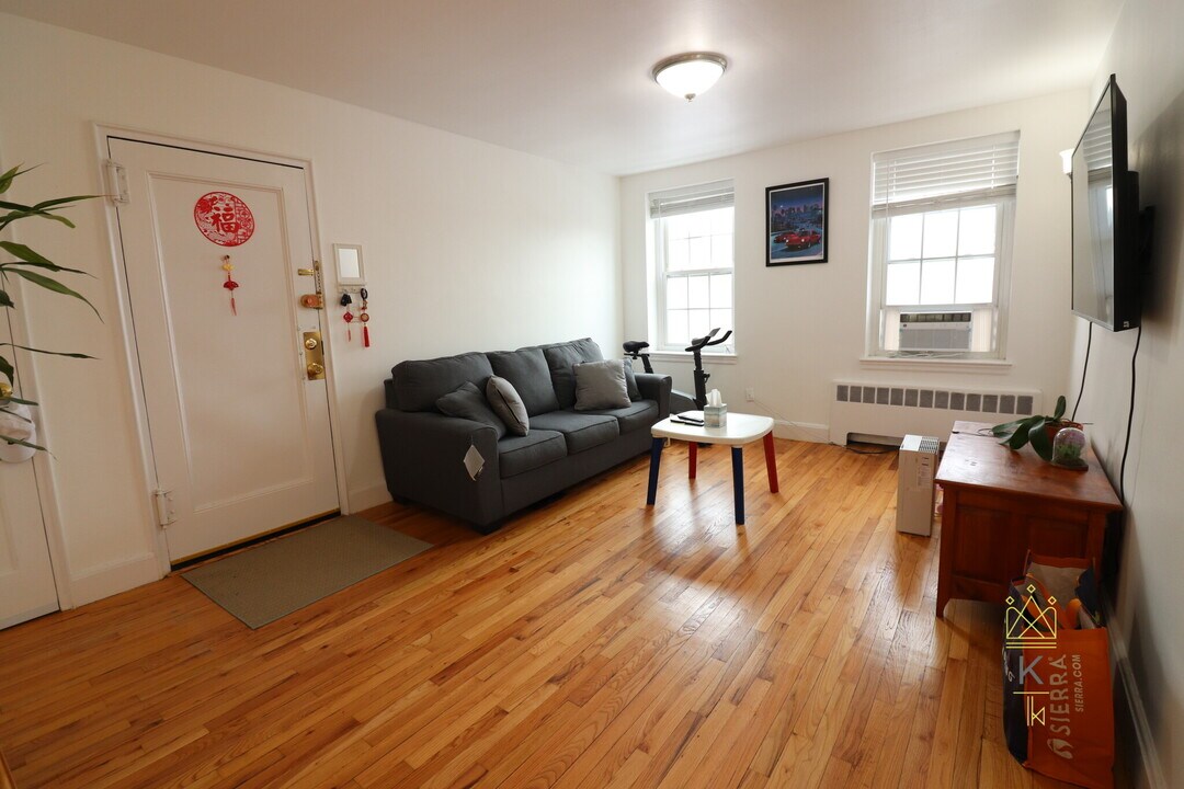 25 Englewood Ave in Brookline, MA - Foto de edificio