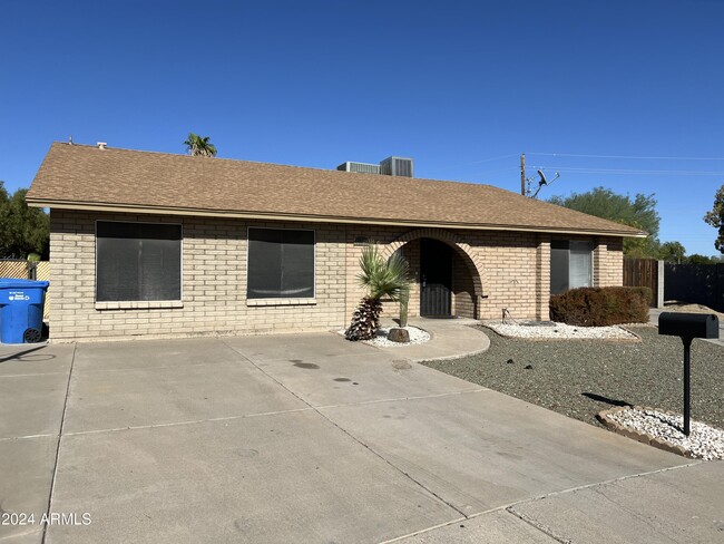 17825 N 27th Dr in Phoenix, AZ - Foto de edificio - Building Photo