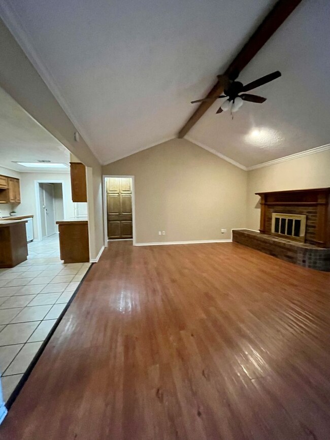 218 Guinevere Dr in Weatherford, TX - Foto de edificio - Building Photo