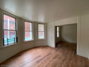 130 Milford Ave in Newark, NJ - Foto de edificio - Building Photo