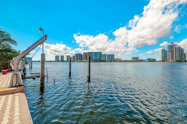 18900 N Bay Rd in Sunny Isles Beach, FL - Foto de edificio - Building Photo