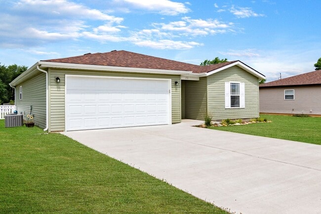 170 Travis St in Hollister, MO - Building Photo - Building Photo