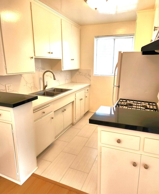 1133 N Hacienda Pl in West Hollywood, CA - Foto de edificio - Building Photo