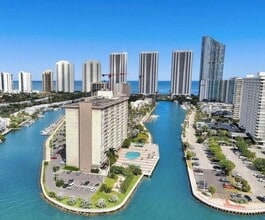 400 Kings Point Dr in Sunny Isles Beach, FL - Building Photo - Building Photo