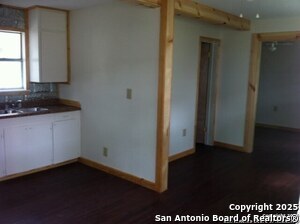 657 E 4th St in Yorktown, TX - Building Photo - Building Photo