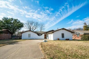 2137 Shady Grove Dr in Bedford, TX - Building Photo