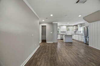 2455 Lynn Iris Dr in Decatur, GA - Foto de edificio - Building Photo
