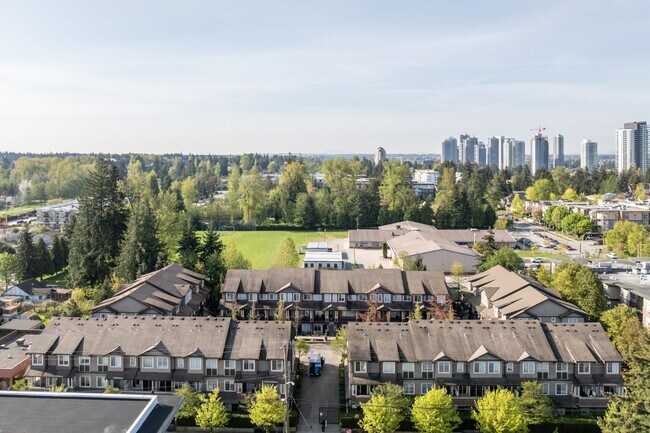 Aura 3 Townhomes in Surrey, BC - Building Photo - Building Photo