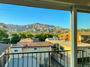 409 Burchett St, Unit 311 in Glendale, CA - Foto de edificio - Building Photo
