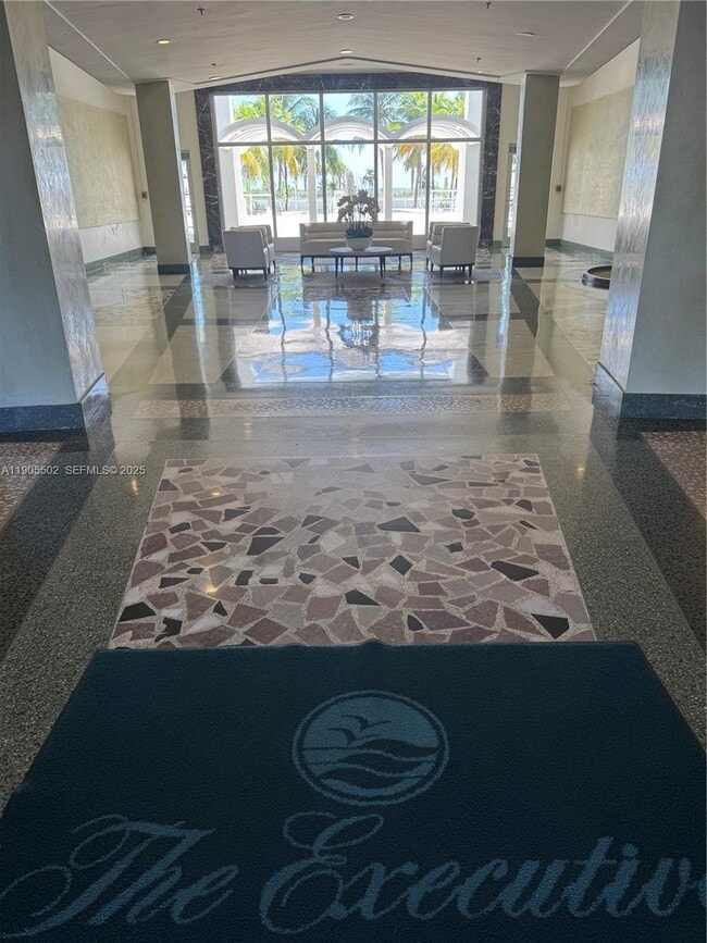 4925 Collins Ave in Miami, FL - Building Photo - Building Photo