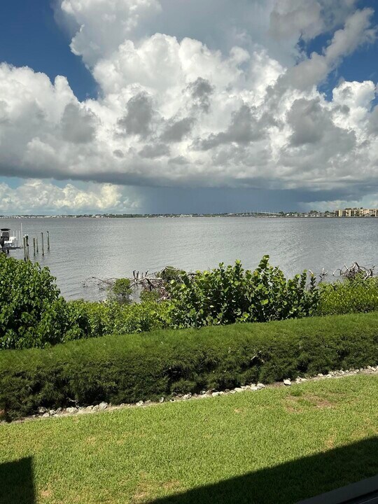 3792 NE Ocean Blvd in Jensen Beach, FL - Building Photo