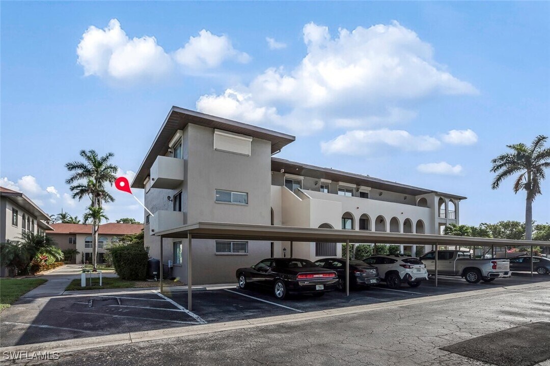 6102 Whiskey Creek Dr in Ft. Myers, FL - Building Photo