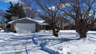 2456 Glenboro Dr in Dayton, OH - Building Photo