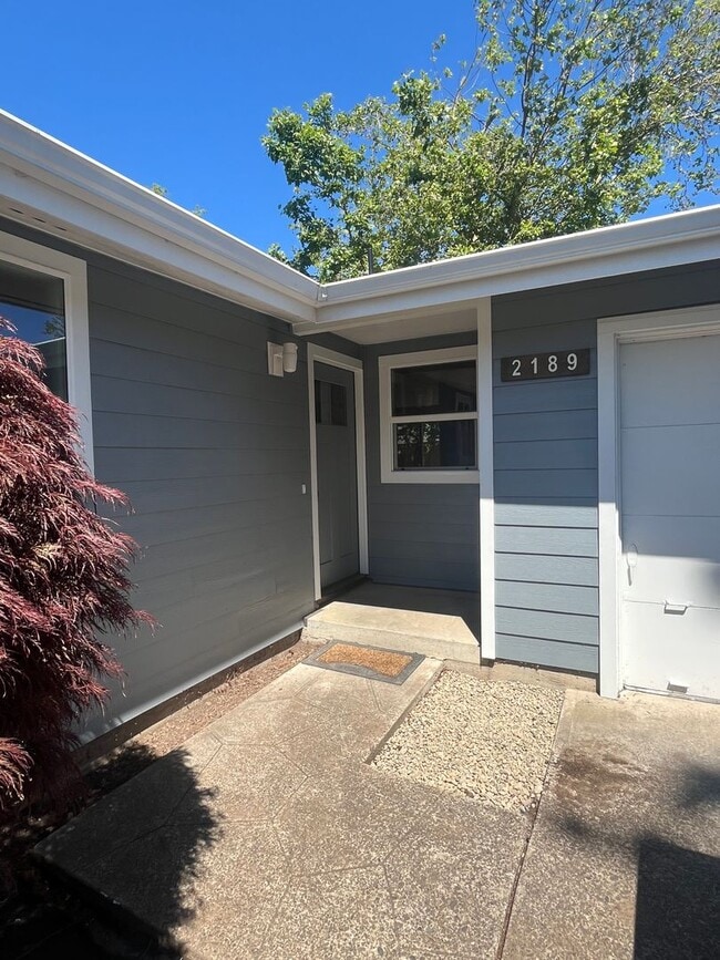 2189 Elysium Ave in Eugene, OR - Foto de edificio - Building Photo