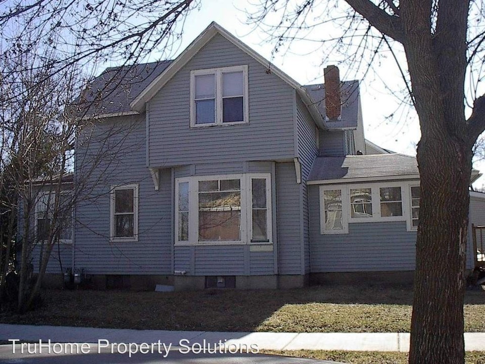 321 N 3rd St in Grand Forks, ND - Building Photo