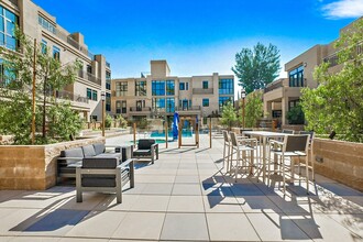 Residences at Village Walk in Tarzana, CA - Foto de edificio - Building Photo