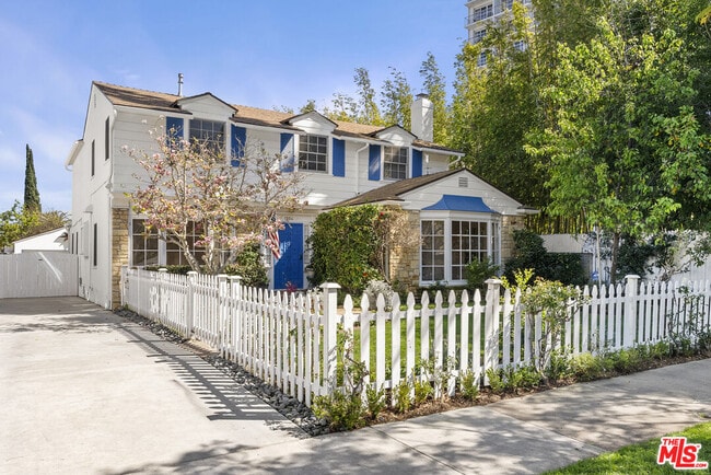 1204 Beverwil Dr in Los Angeles, CA - Building Photo - Building Photo