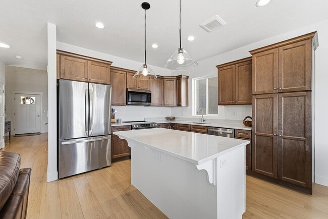 682 Benedict Dr in Saratoga Springs, UT - Building Photo - Building Photo