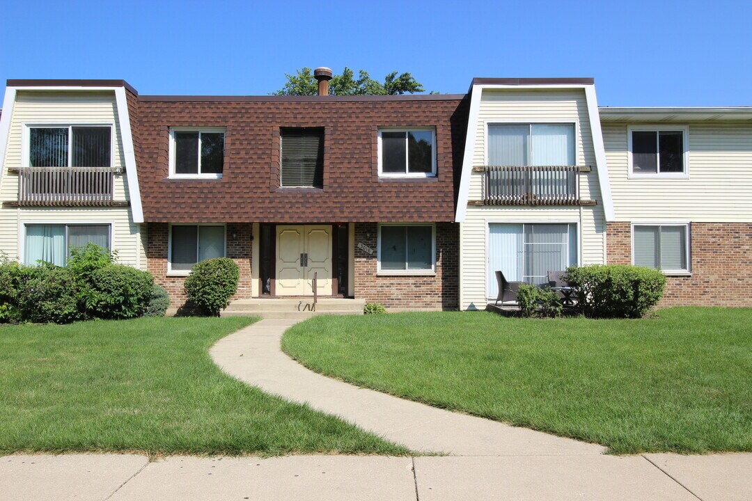 3018 Roberts Dr in Woodridge, IL - Building Photo