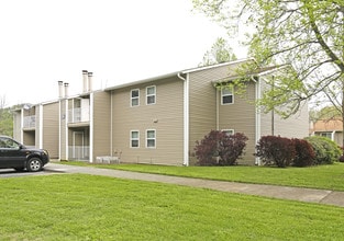 Summer Chase Apartments in Johnson City, TN - Building Photo - Building Photo