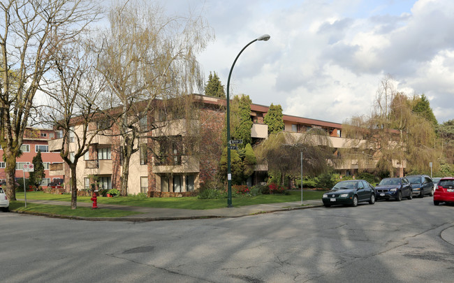 1075 W 14th Ave in Vancouver, BC - Building Photo - Primary Photo