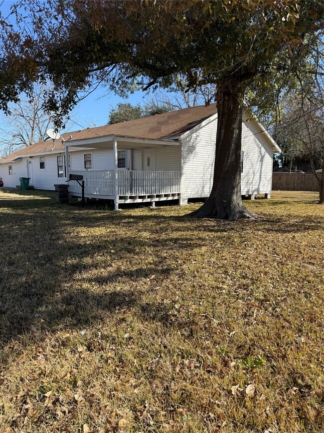 1300 N 8th St in Baytown, TX - Building Photo - Building Photo