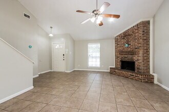 2823 Forestbrook Dr in Spring, TX - Foto de edificio - Building Photo