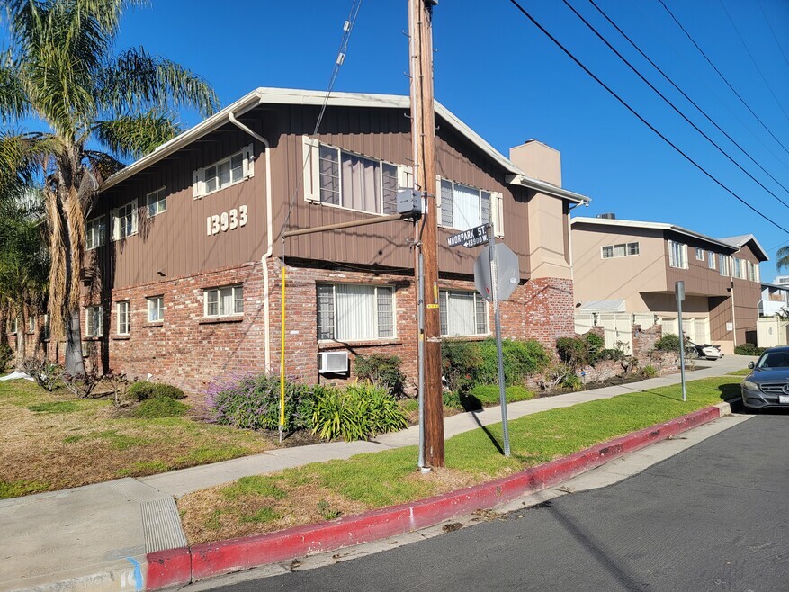 Colbath Manor in Sherman Oaks, CA - Building Photo