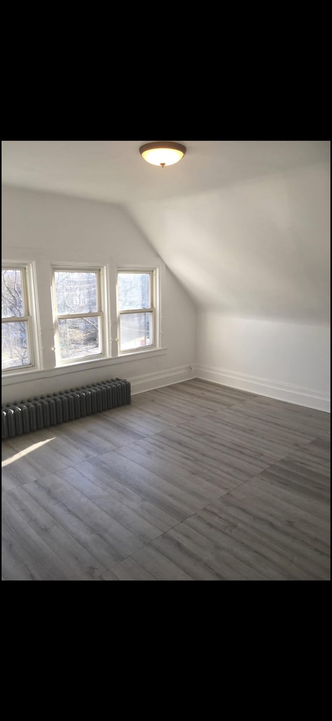 357 Bedford Ave, Unit 3rd Floor 2 Bedroom Apartment, Unit 3rd Floor 2 Bedroom Apartment