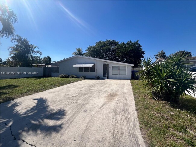 2010 N 61st Ave in Hollywood, FL - Building Photo - Building Photo