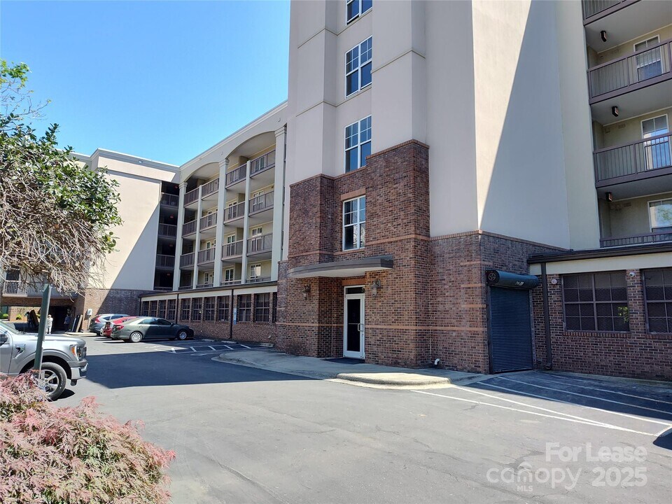 405 W 7th St in Charlotte, NC - Building Photo