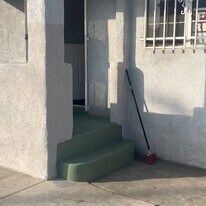 151 E 108th St in Los Angeles, CA - Building Photo