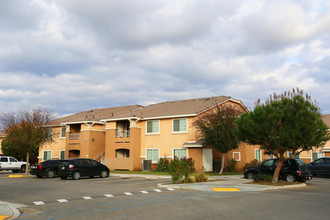 King Square Apartments in Bakersfield, CA - Building Photo - Building Photo