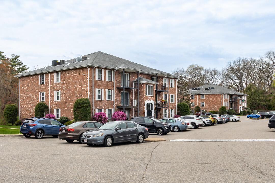 River Oaks Condominiums in Canton, MA - Foto de edificio