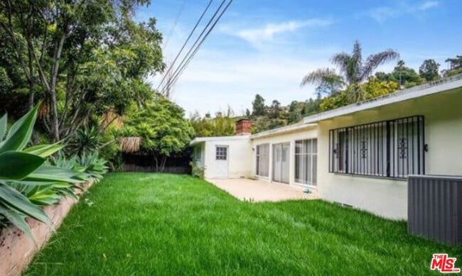 1555 San Ysidro Dr in Beverly Hills, CA - Building Photo - Building Photo