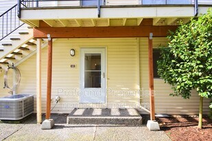 421 N Hayden Bay Dr in Portland, OR - Building Photo