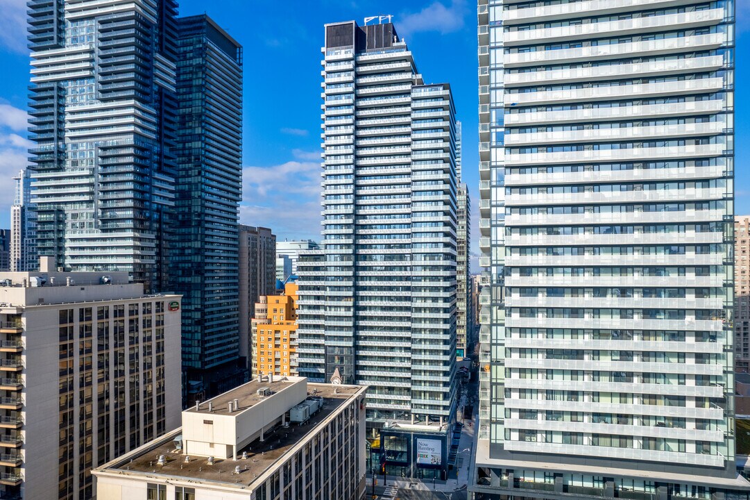 Halo Residences in Toronto, ON - Building Photo