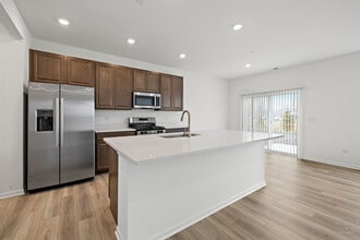 624 Cassia Ct in Crystal Lake, IL - Building Photo - Building Photo