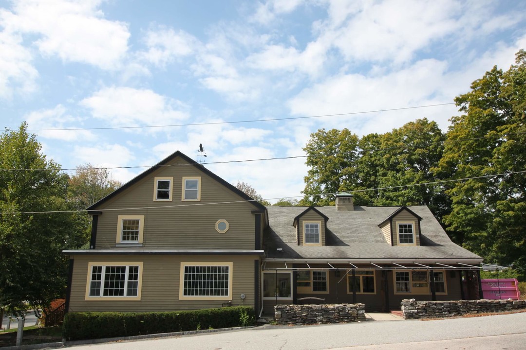 Stone River in Sturbridge, MA - Foto de edificio