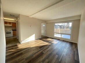 Cricket Court in Edmonton, AB - Building Photo - Building Photo