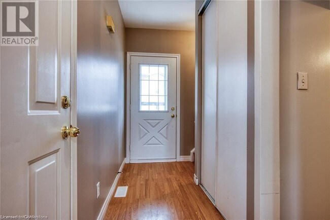 90 Mooregate Crescent in Kitchener, ON - Building Photo - Building Photo