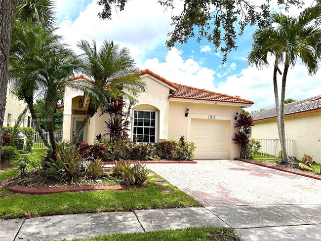 17011 NW 13th St in Pembroke Pines, FL - Foto de edificio - Building Photo