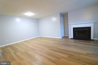 4152 Dawn Valley Ct in Chantilly, VA - Foto de edificio - Building Photo