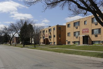 College Park 3 in Moorhead, MN - Foto de edificio - Building Photo