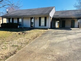 6390 Sandhurst Rd in Horn Lake, MS - Building Photo