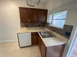 211 N 66 Terrace in Hollywood, FL - Building Photo - Building Photo