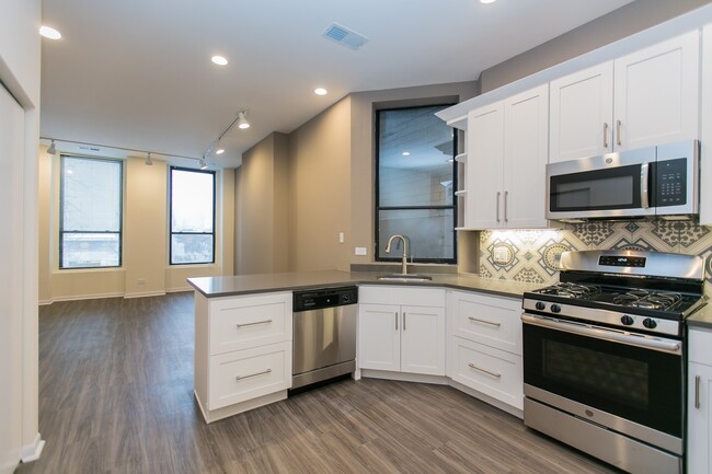 2324 N Clark St in Chicago, IL - Building Photo - Building Photo