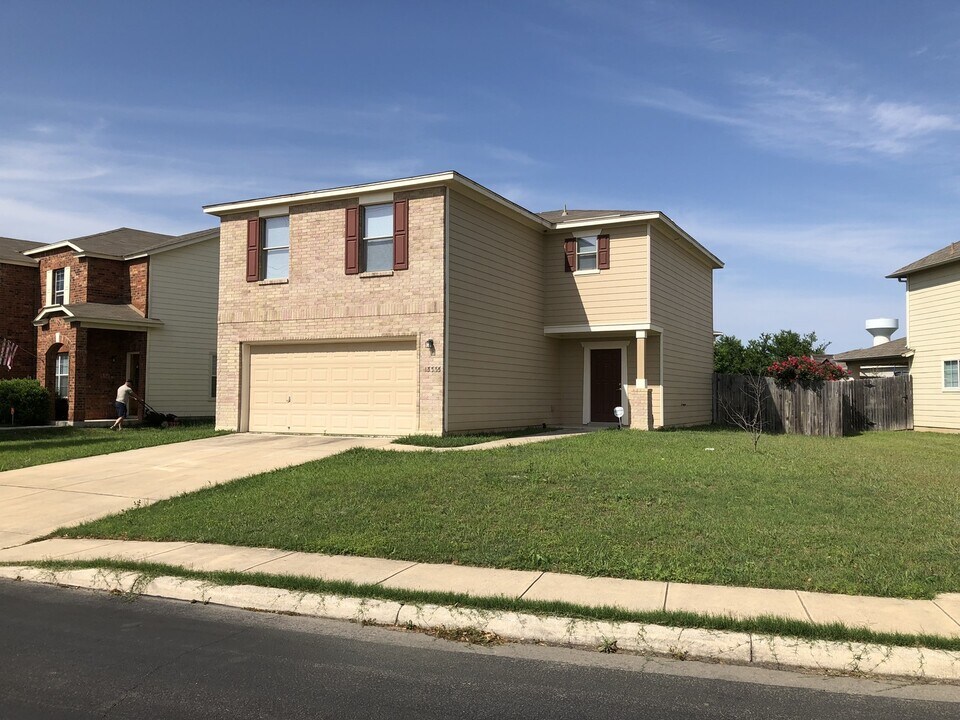 13335 Solar Crest in San Antonio, TX - Building Photo