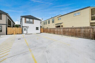 2310 Wavell St in Houston, TX - Foto de edificio - Building Photo